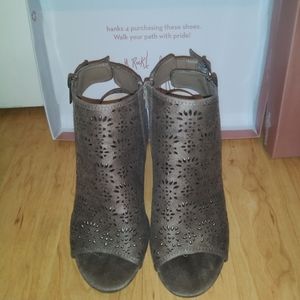 Fergalicious Parney Sandal in Doe